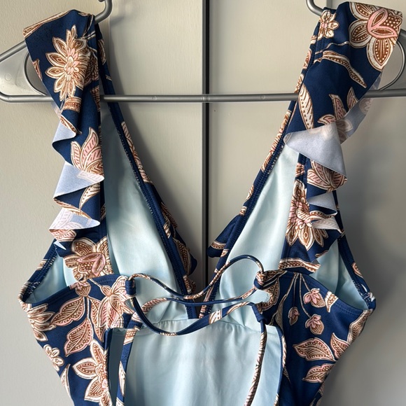 Cupshe Floral Women’s One-piece V-neckline and Ruched Detailing Size Medium - Picture 4 of 9